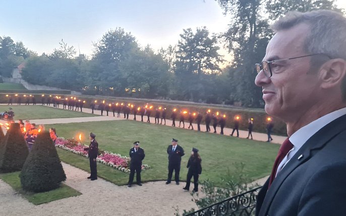 Bild zu „Komplott“ hinter dem Rücken des Hausherrn: Im Schlosspark Schieder brennen die Fackeln