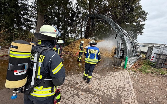 Bild zu Rauchgase im Kreis Gütersloh: Lager auf Ponyhof gerät plötzlich in Brand