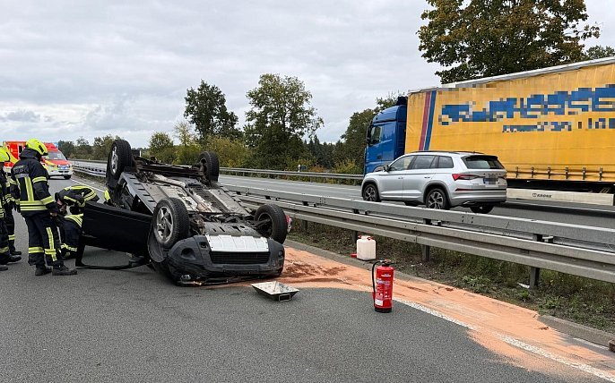 Bild zu Auto landet auf Dach: Unfall auf A33 zwischen Schloß Holte-Stukenbrock und Hövelhof