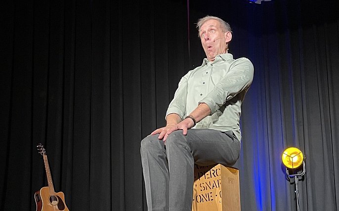 Bild zu „Lügde, zieht Euch aus!“ - so heizt Kabarettist Thomas Philipizen dem Publikum ein