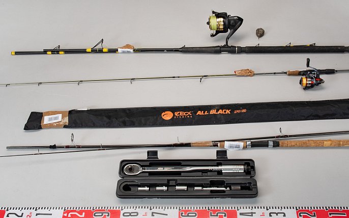 Bild zu Angeln und Werkzeug in Straßengraben in Sonneborn gefunden