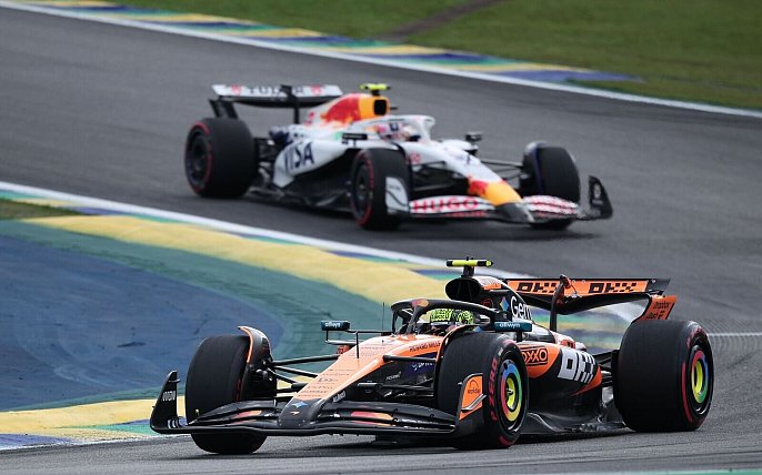 Bild zu Norris startet von vorn – Verstappen nur auf Platz 16