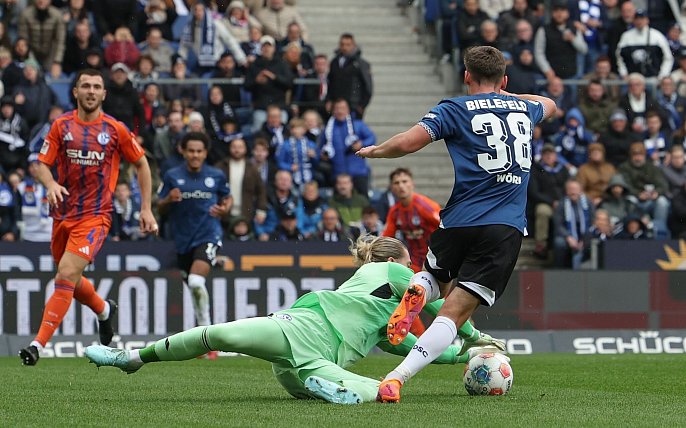 Bild zu Frühe Tore sichern Schalke knappen Sieg in Bielefeld
