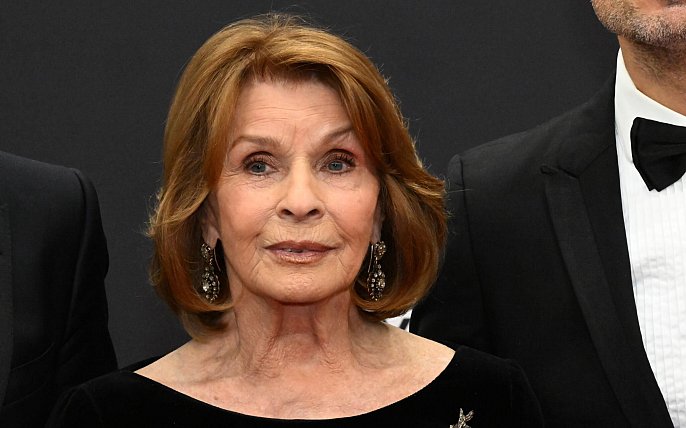 Bild zu Senta Berger nach Sturz am Oberschenkel operiert