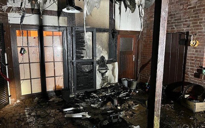 Bild zu Feuer in Langenholzhausen droht auf Haus &uuml;berzugreifen