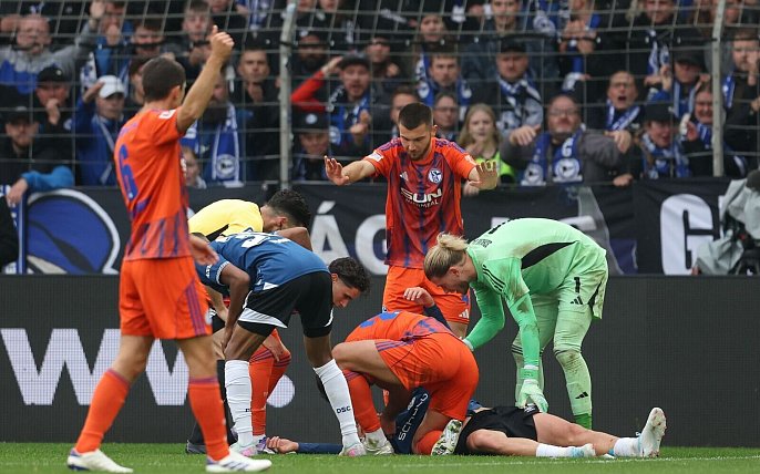 Bild zu Schalker Abwehrchef hilft bewusstlosem Gegner