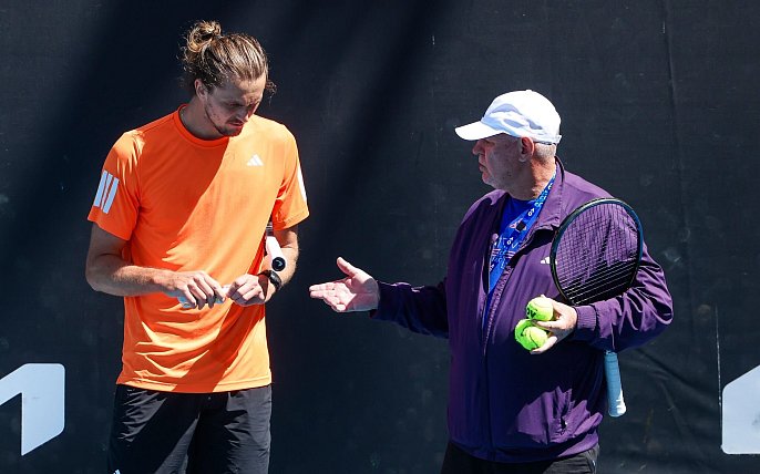 Bild zu Nach Schrecksekunde: Zverev trainiert normal in Melbourne