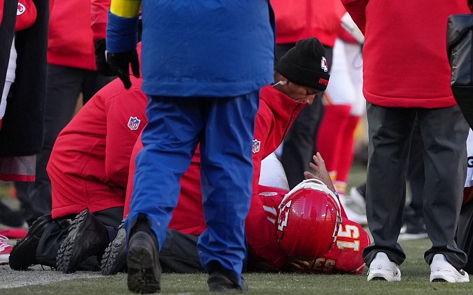Bild zu Chiefs verpassen NFL-Playoffs - Mahomes schwer verletzt