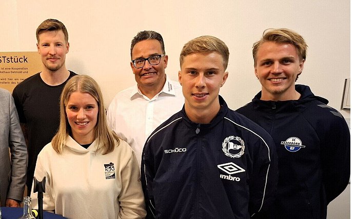 Bild zu Warten im Dopingraum, Handballer als Weltfußballer: Lockerer Sport-Talk in Detmold