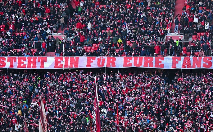 Bild zu Bayern-Chef Dreesen zeigt Verständnis für Fan-Proteste