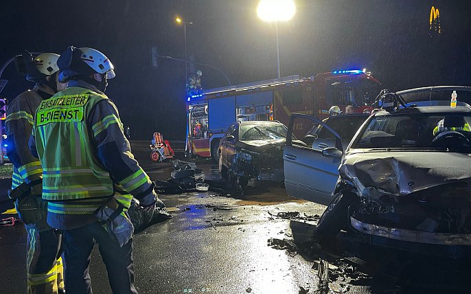 Bild zu Autos stoßen zusammen: Drei Verletzte nach schwerem Unfall in Bad Salzuflen
