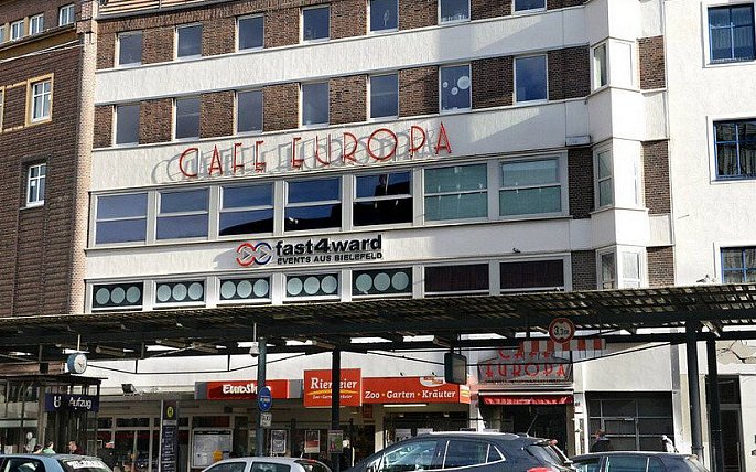 Bild zu Pfefferspray vor dem „Café Europa“ versprüht: Zwei junge Lipperinnen verletzt