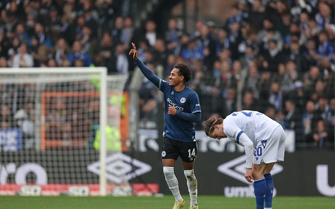 Bild zu Desolater KSC verpasst in Bielefeld Sprung auf Platz drei