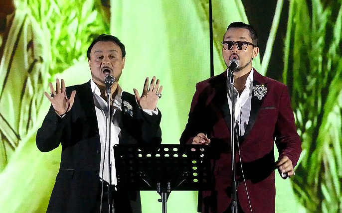 Bild zu Tenöre singen in Schlänger Kirche Welthits