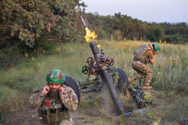 Ukrainische Soldaten feuern eine 122-mm-Haubitze auf russische Stellungen an der Frontlinie in der Nähe von Bachmut. - © Alex Babenko/AP/dpa