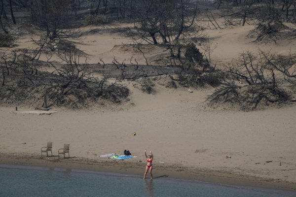 Hinten die verbrannte Vegetation, vorn das Mittelmeer. Ein Strand bei Gennadi auf Rhodos. - © Petros Giannakouris/AP