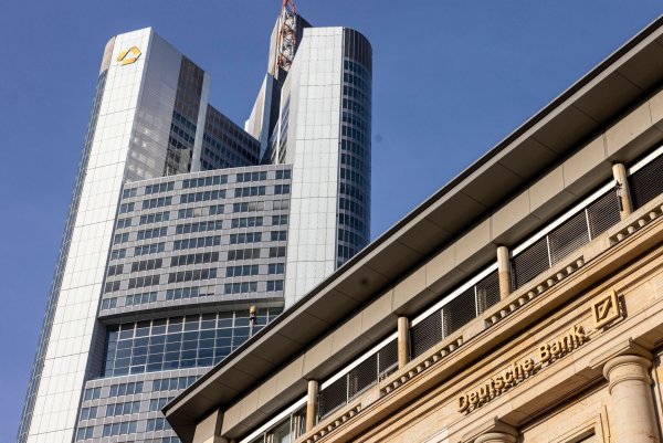 Blick auf den Commerzbank-Tower (l) und eine Filiale der Deutschen Bank im Frankfurter Bankenviertel (Symbolbild). - © Helmut Fricke/dpa