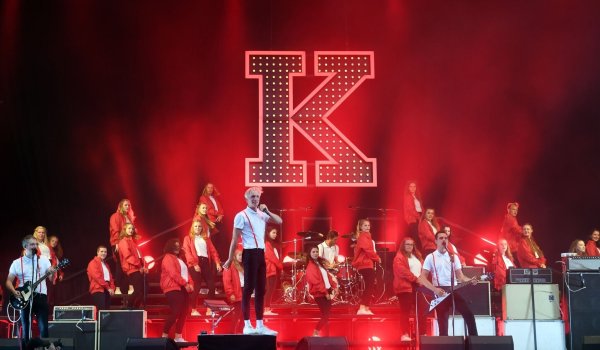 Die Band Kraftklub steht beim Musikfestival Juicy Beats auf der Bühne. - © Ina Fassbender/dpa/Archivbild