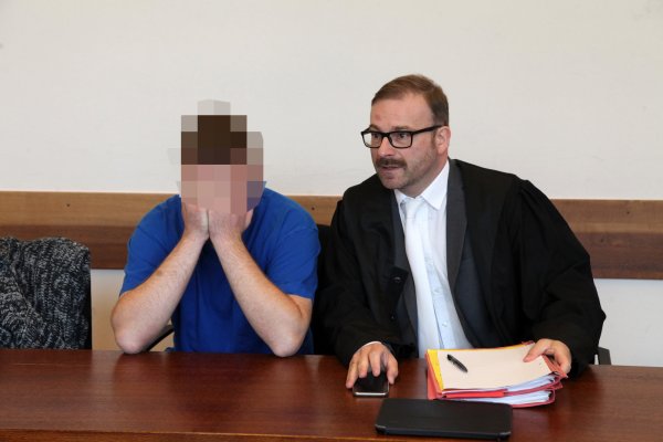Der Angeklagte und sein Anwalt Martin Mauntel. - © Bernhard Preuss