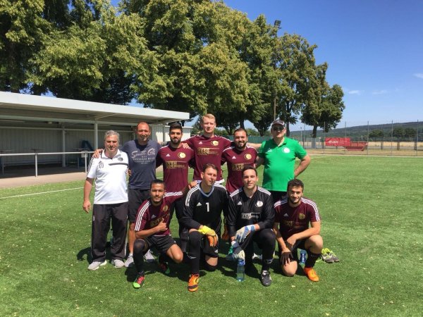 Neue Gesichter im Eggestadion: Vorsitzender Ivo Peraga (oben rechts) sowie Manager Ender Ünal und Trainer Ufuk Basaran (oben von links) begrüßen Akin Cam, Alexander Rose und Berkan Karaduman sowie (unten von links) Amin Hassan, Sven Aßmann, Mehmet Akin und Serkan Kilinc. Es fehlen Muhammed Talha Keles und Oguzhan Yavuz. - © TSV Horn