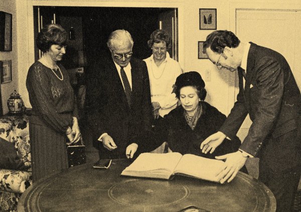 Königliche Unterschrift im Jahre 1980: Bürgermeister Erich Diekhof (links) und..Stadtdirektor Fritz Bollhorst – jeweils mit ihren Ehefrauen – baten Elisabeth..II. um einen Eintrag ins Goldene Buch der Bergstadt. - © Archivfoto: Britisches Corps