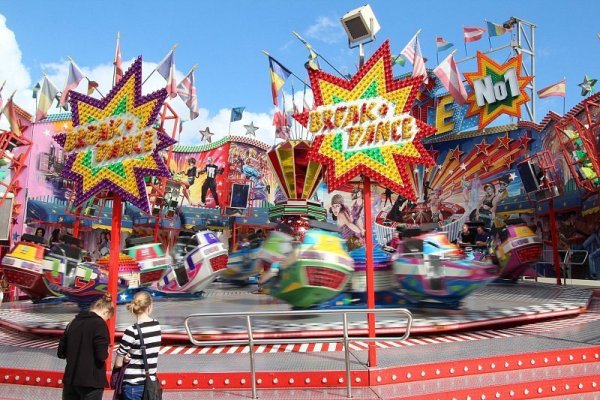 Während der Stoppelkirmes „Wilbasen“ vor den Toren Blombergs kommt es inder Nacht zum 14. September vor dem „Breakdance“ zu einem Streit unter drei Jugendlichen, bei dem ein 17-Jähriger lebensgefährlich verletzt wird. Er gerät nach einer Rangelei unter die Gondel des Karussells und liegt seither im Koma.  - © Marianne Schwarzer