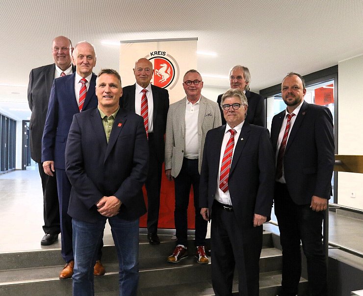 Ehreungen während des Kreistages mit (von links) Thomas Emmerich. Helmut Buck, Marko König, Klaus Teller, Manfred Schnieders, Werner Fritzensmeier, Friedel Schafmeister und Timo Franz-Sauerbier. - © Oliver König