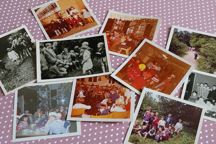 Brigitte Weißbrich hat noch zahlreiche Fotos, die gemeinsame Aktionen mit dem Kindern im "Haus Roseneck" zeigen. - © Alexandra Schaller