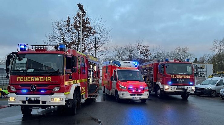 Die Feuerwehr musste die Verletzte mit technischem Gerät aus dem demolierten Fahrzeug herausschneiden. - © C.Rieks/Feuerwehr Detmold