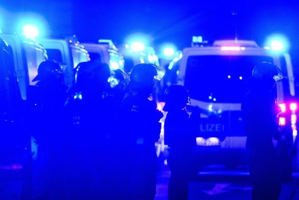 Polizisten stehen am Abend des 78. Jahrestages der Zerstörung Dresdens im Zweiten Weltkrieg zwischen Gegendemonstranten und einem Zug von Montagsdemonstranten im Zentrum der sächsischen Landeshauptstadt. - © Robert Michael/dpa
