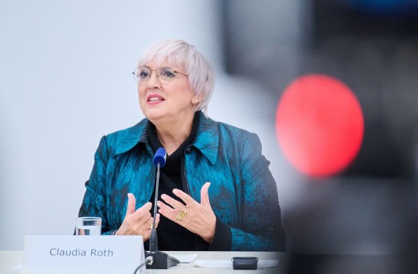 Kulturstaatsministerin Claudia Roth (Bündnis 90/Die Grünen) spricht bei einer Veranstaltung. - © Annette Riedl/dpa/Archivbild