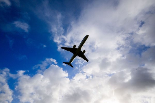 Menschen nutzen vermehrt die Online-Kommunikation statt zu fliegen. - © Julian Stratenschulte/dpa