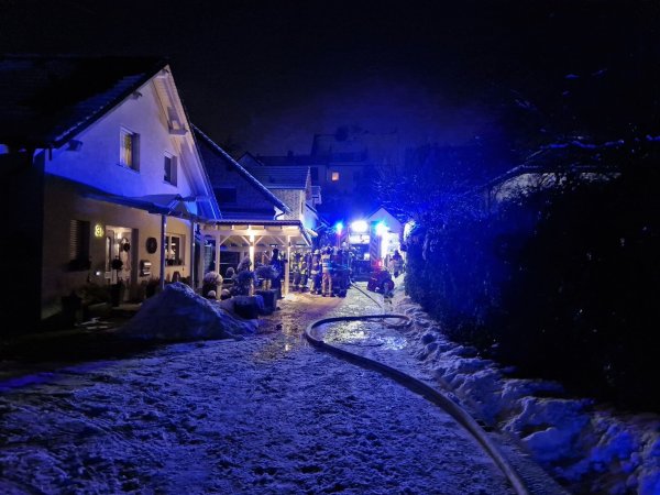 Die Feuerwehr ist bei dem Wohnhausbrand im Einsatz. - © Feuerwehr Gevelsberg/dpa