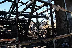 Verheerendes Bild: Das Innere der Scheune ist komplett zerstört. Aber glücklicherweise blieben die Flammen auf diesen Gebäudeteil beschränkt. Am Montagmorgen qualmte es noch, und einige Glutnester mussten nachgelöscht werden. - © Foto: Schwarzer