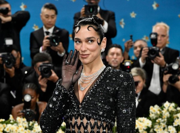 Popstar Dua Lipa ist jetzt auch kosovarische Staatsangehörige. (Archivbild) - © Evan Agostini/Invision/AP/dpa