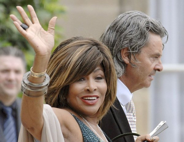 Bach ist in der fast 40-jährigen Beziehung mit Tina Turner immer im Hintergrund geblieben (Archivbild) - © Yoan Valat/EPA/dpa
