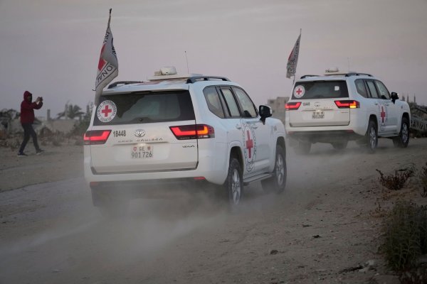 Die Hamas will nun ihren Geiseln, die dem Hungertod nahe sind, Hilfe über das Rote Kreuz zukommen lassen. (Archivbild) - © Abdel Kareem Hana/AP/dpa