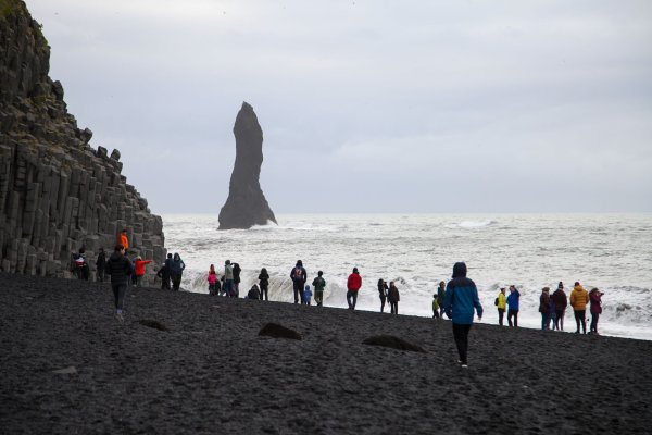 Am Strand Reynisfjara kam es am Wochenende zu einem tragischen Unglück. (Archivbild) - © Steffen Trumpf/dpa