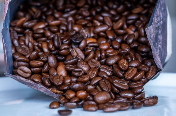 Die Polizei ermittelt nun zu den genauen Umständen der Kaffee-Diebstähle im Landkreis Passau. (Symbolbild) - © Jens Büttner/dpa