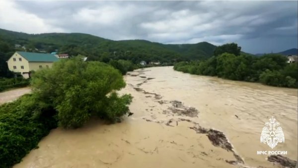 Unwetter haben im Kreis Tuapse in der Region Krasnodar zu Überschwemmungen geführt. (Handout) - © -/Russian Emergencies Ministry/dpa