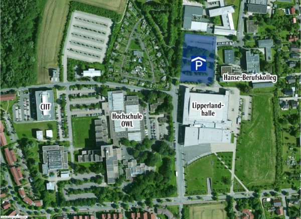 Der Parkplatz nördlich der Lipperlandhalle wäre Bauplatz für ein neues Campus-Parkhaus. Im Gegenzug könnte der große Ausweichparkplatz hinter der Hochschulverwaltung (am Bildrand oben links) für weitere Neubauten im Zuge der Entwicklung des „Innovation Campus" zur Verfügung stehen. - © Grafik: Oliver Wendtland