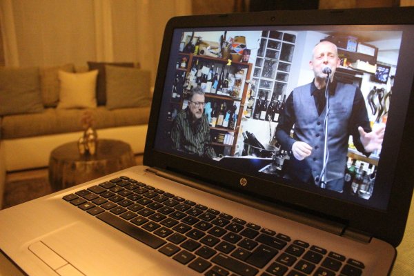 Ein Konzert des Duos "Ranzig, aber geht noch" im eigenen Wohnzimmer hat der Kelter- und Kulturverein Schwalenberg per Livestream ermöglicht. - © Michaela Weiße
