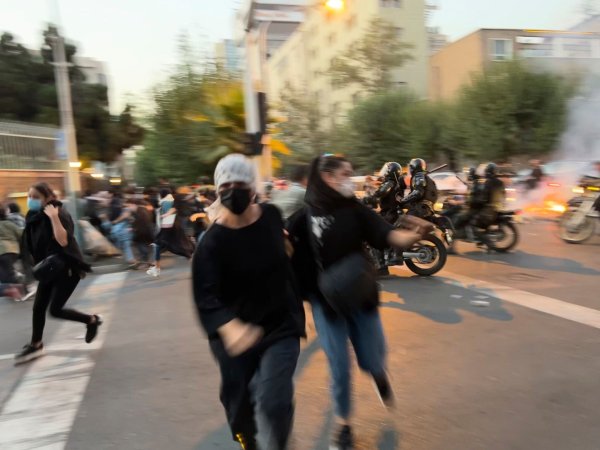 Auf diesem Bild vom 19. September 2022, das von der Associated Press außerhalb des Irans beschafft wurde, fliehen Frauen während eines Protestes in Tehran vor der Polizei. - © Uncredited/AP/dpa