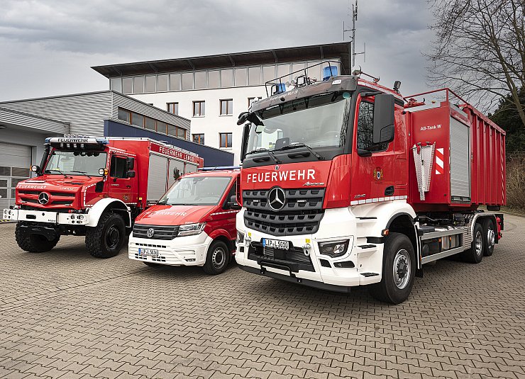 Die neuen Fahrzeuge der Feuerwehr Lemgo: ein Rüstwagen, ein Mannschaftstransportfahrzeug und ein Wechselladerfahrzeug. - © Feuerwehr Lemgo