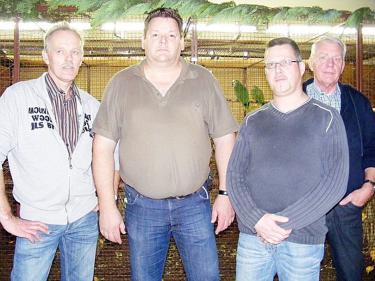 Joachim Wagner (von links), Udo Kays, Stefan Popp und Ernst Rehberg wurden für ihre Vögel und Volieren ausgezeichnet. - © Foto: Schotte