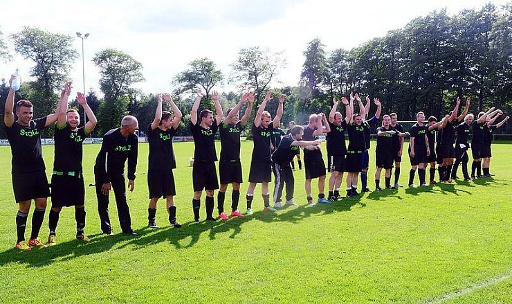 Stolze Vizemeister der Fußball-Kreisliga A: Die Sportfreunde Oesterholz-Kohlstädt freuen sich nunmehr auf den Vergleich mit Bundesligist SC Paderborn in Bad Lippspringe. - © Foto: Gallisch