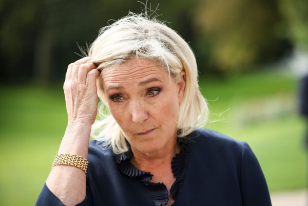 Eine Verurteilung könnte das Antreten von Marine Le Pen bei der Präsidentschaftswahl 2027 torpedieren. (Archivbild) - © Thomas Padilla/AP/dpa