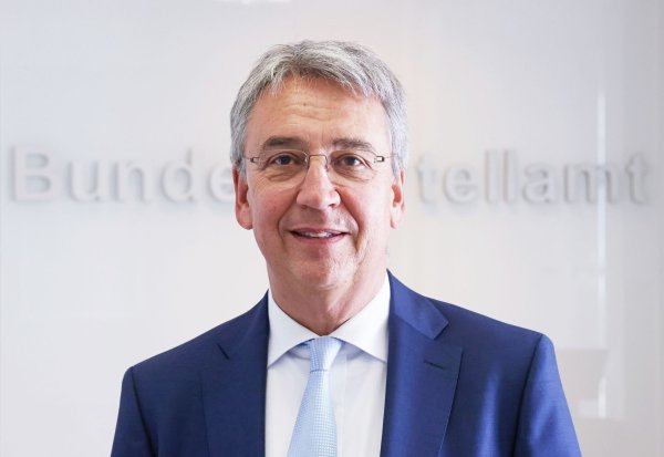 Andreas Mundt, Präsident des Bundeskartellamtes, sieht bei Microsoft eine «überragende marktübergreifende Bedeutung für den Wettbewerb» - © Oliver Berg/dpa