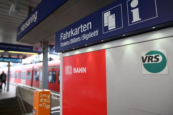 VRS erhöht Ticketpreise um 5,9 Prozent zum 1. Januar (Symbobild) - © Henning Kaiser/dpa