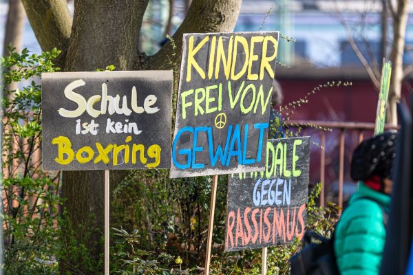 Mobbing unter Schülerinnen und Schülern kommt Lehrern zufolge oft vor. Archivbild - © Frank Hammerschmidt/dpa